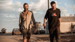 3. The Rover - A Caçada (The Rover, 2014) Em uma Austrália arrasada por um colapso econômico global, um homem (Guy Pearce) que aparentemente não tem mais nada a perder vai em busca dos bandidos que roubaram seu carro, acompanhado pelo irmão (Robert Pattinson) de um dos ladrões.