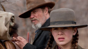 4. Bravura Indômita (True Grit, 2010) Uma espirituosa adolescente (Hailee Steinfeld) contrata um velho e durão agente federal (Jeff Bridges) para rastrear o assassino de seu pai.