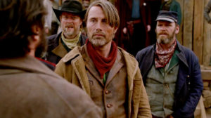 12. A Salvação (The Salvation, 2014) Depois de matar o homem que assassinou sua família, um imigrante dinamarquês (Mads Mikkelsen) se torna alvo de uma violenta gangue e tem que enfrentá-los sozinho.