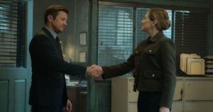 mike e a diretora hobbs em o dono de kingstown