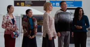 cena de pluribus com carol e outros imunes ao vírus do coletivo