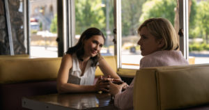 imagem de pluribus com carol e zosia em uma lanchonete