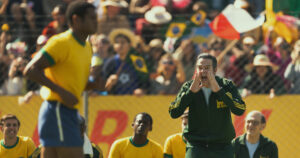 minisérie brasil 70 zagallo gritando do lado campo e jairzinho passando na frente