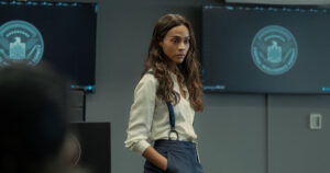 lioness: joe faz uma apresentação para o time